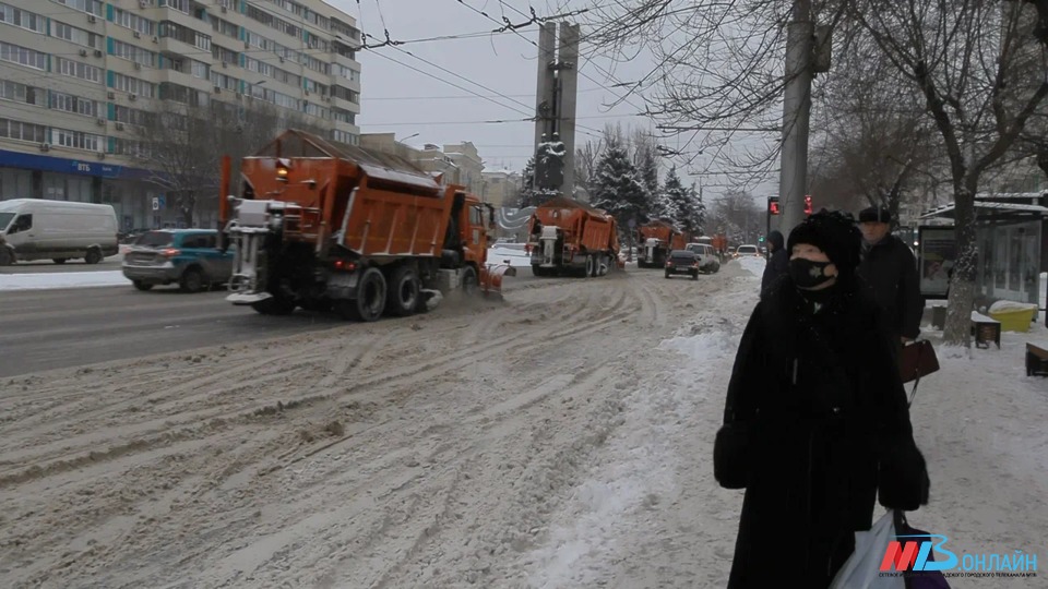 Почти 800 тонн реагентов нанесли за ночь на дороги Волгограда